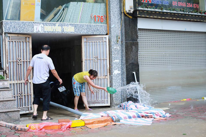 chum anh nguoi ha noi mac ao mua an trua giua duong pho ngap lenh lang