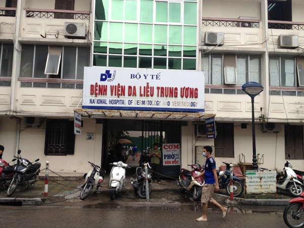 hang chuc be trai bi sui mao ga nghi do chua hep bao quy dau tai phong kham tu o hung yen