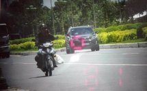 csgt dung xe cho tuong liem phu nhan co nguoi mac thuong phuc di cung