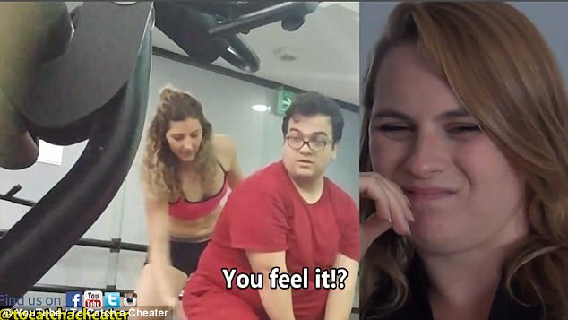 thue nu huan luyen vien sexy thu long ban trai co gai tre hoi han khi chung kien cai ket