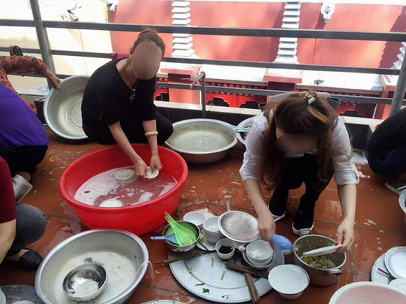 den nha nguoi yeu choi tieu thu nong thon bi ca huyen nguoi soi moi chuyen an com bang thia rua bat dung gang tay