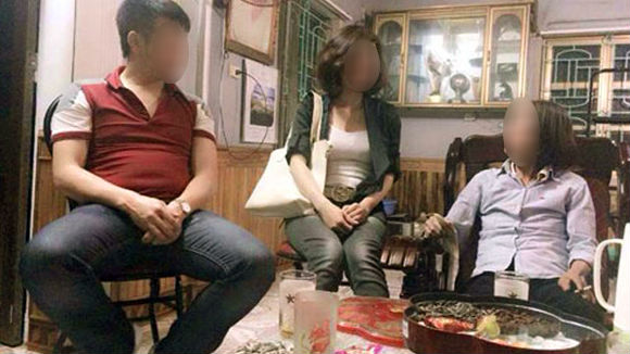 den nha nguoi yeu choi tieu thu nong thon bi ca huyen nguoi soi moi chuyen an com bang thia rua bat dung gang tay