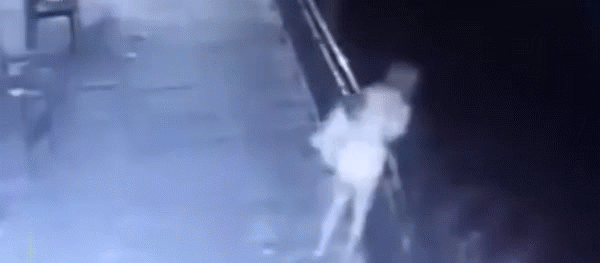 ruou vao mat kiem soat chong tum chan vo nem nguoc tu ban cong tang 2 xuong dat