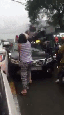 clip gay phan no nguoi phu nu vi pham luat giao thong chui boi thoa ma chien si csgt tren pho sai gon