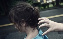 my tren duong di hoc be gai bi bat coc ham hiep va nem xuong ho