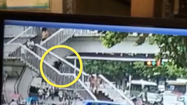 dan mat vao dien thoai nguoi phu nu nga lan hang chuc bac cau thang xuong dat tu vong