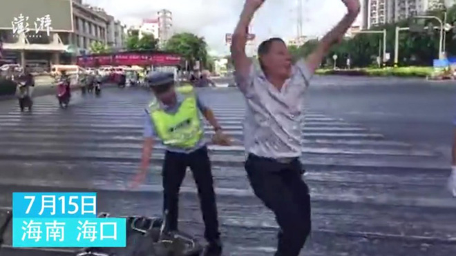 doi pho voi csgt nguoi dan ong nhay mua giua duong roi lui mat khoi hien truong