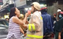 chay nguoc chieu nguoi phu nu nam co ao lon tieng ham doa csgt khi duoc nhac nho