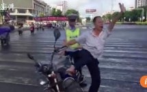 doi pho voi csgt nguoi dan ong nhay mua giua duong roi lui mat khoi hien truong