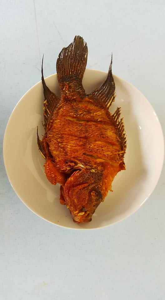 chang trai choi troi ran ca la han hang chuc trieu dong thuong thuc cho sang mom