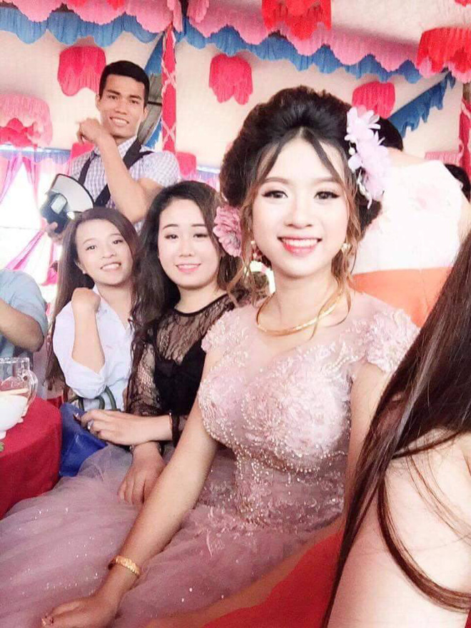 cuoi dung ngay mua bao co dau xinh dep tum vay loi bun lo noi y la quan dui da bong giay the thao