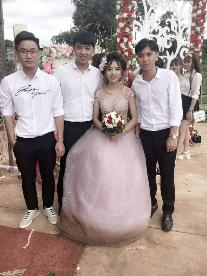 cuoi dung ngay mua bao co dau xinh dep tum vay loi bun lo noi y la quan dui da bong giay the thao