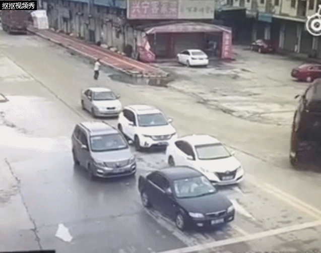 kinh hoang khoanh khac container mat lai de bep 3 chiec xe con dang dung cho den tin hieu