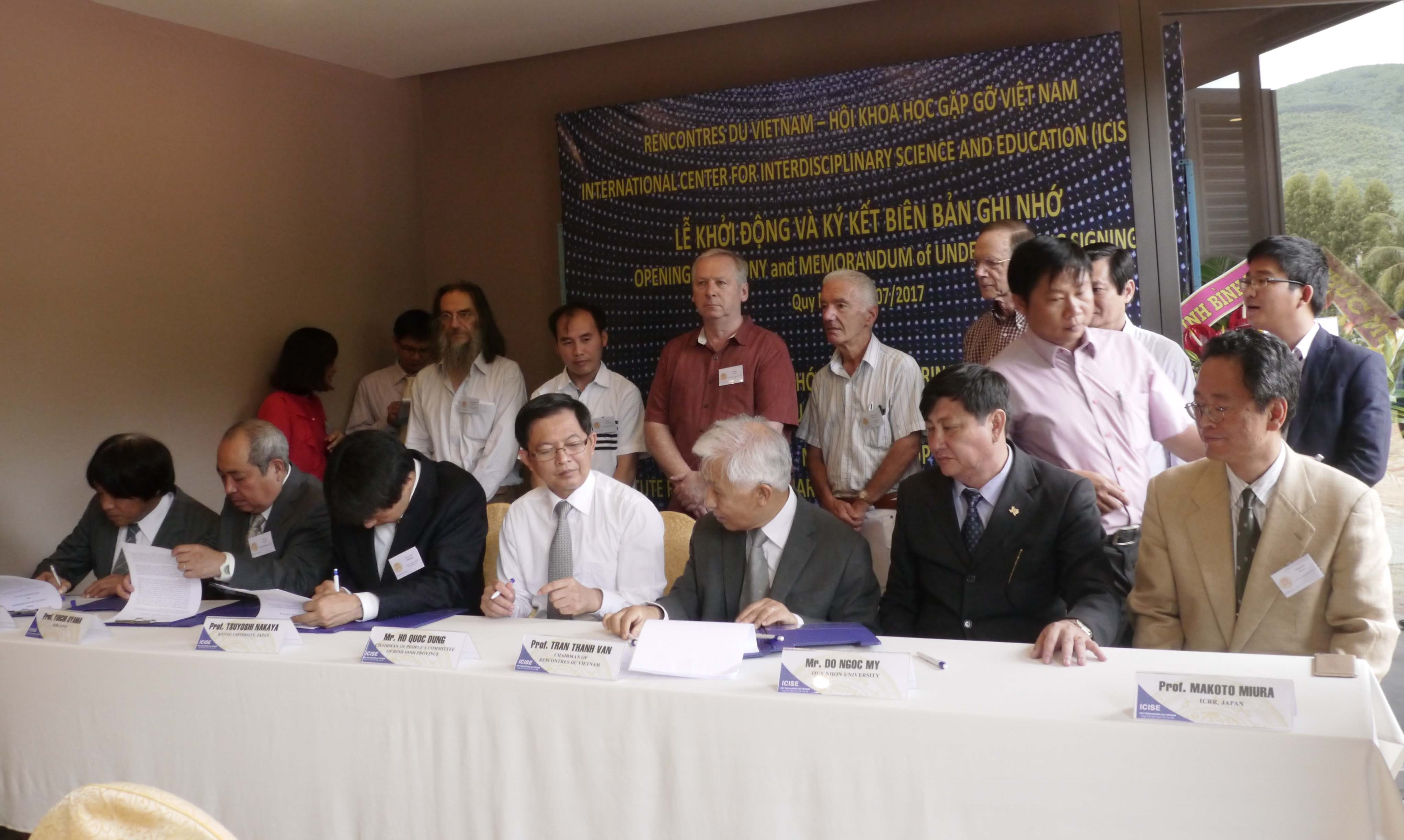 chon sinh vien tham gia nghien cuu cung giao su vat ly hang dau