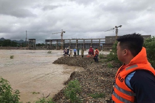 thanh hoa mua lon keo dai 2 nguoi bi nuoc lu cuon troi