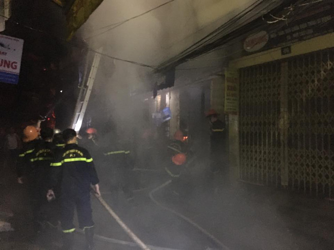 chay nha dan trong ngo nho o pho vong chien si pccc pha cua cuu nguoi trong dem