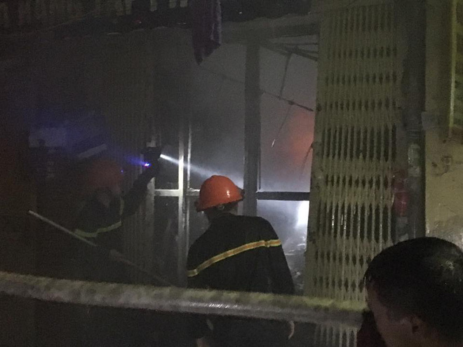 chay nha dan trong ngo nho o pho vong chien si pccc pha cua cuu nguoi trong dem