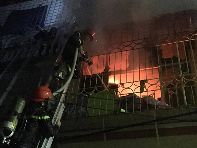 chay nha dan trong ngo nho o pho vong chien si pccc pha cua cuu nguoi trong dem