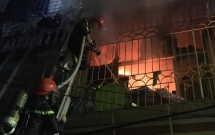 chay nha dan trong ngo nho o pho vong chien si pccc pha cua cuu nguoi trong dem