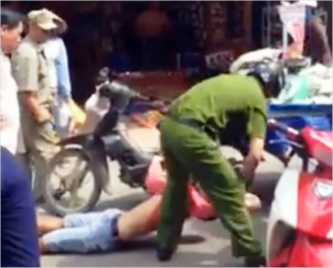 chuyen nguoi phu nu hung han giat co ao csgt khi moi chuyen tren doi co the thu be lai vua bang mot doan clip