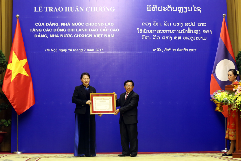 lao trao tang huan chuong cao quy cho lanh dao cap cao viet nam