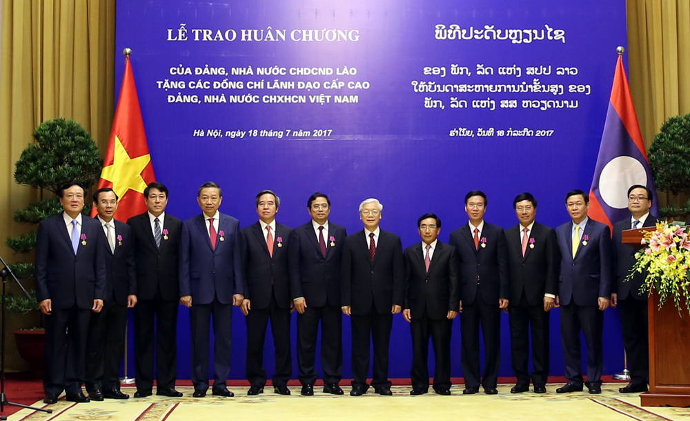 lao trao tang huan chuong cao quy cho lanh dao cap cao viet nam