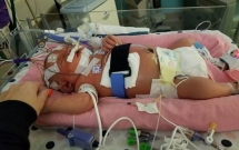 chi vi nu hon cua nguoi la be gai nay da qua doi khi moi duoc 18 ngay tuoi