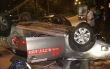 ha noi taxi tong thang goc cay lat ngua sau va cham voi xe may mot nguoi tu vong