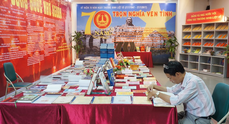 trung bay sach bao 70 nam tron nghia ven tinh