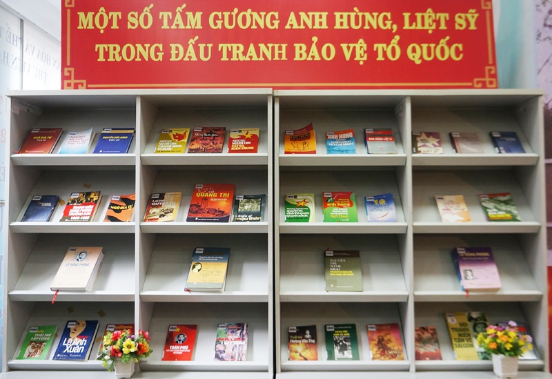 trung bay sach bao 70 nam tron nghia ven tinh