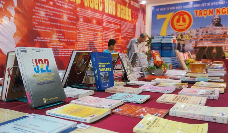 trung bay sach bao 70 nam tron nghia ven tinh