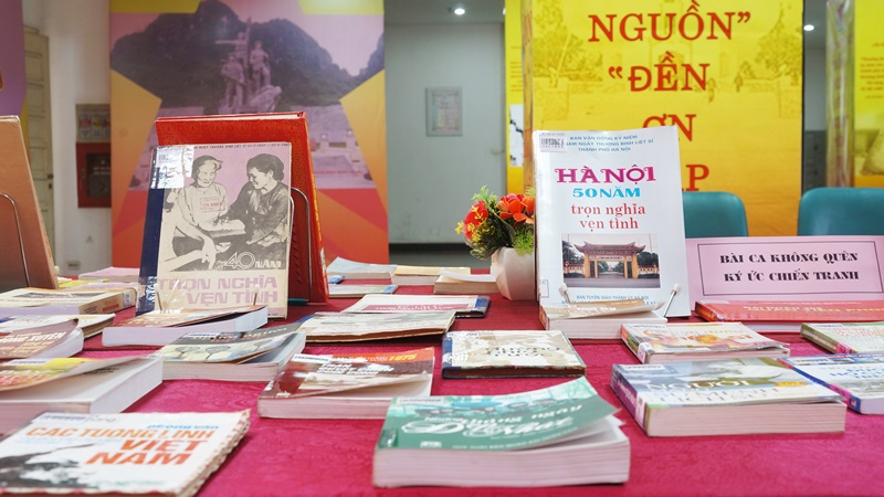 trung bay sach bao 70 nam tron nghia ven tinh