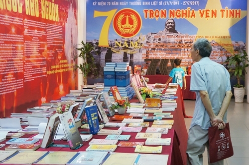 trung bay sach bao 70 nam tron nghia ven tinh