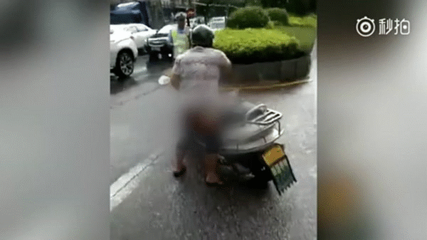 bi canh sat tuyt coi vi di xe may nguoc chieu nguoi phu nu trung quoc tut quan an va giua duong