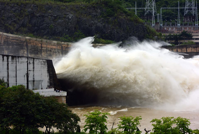 chum anh nguoi dan keo den thuy dien hoa binh chup anh check in canh xa lu