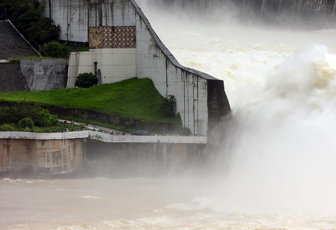 chum anh nguoi dan keo den thuy dien hoa binh chup anh check in canh xa lu