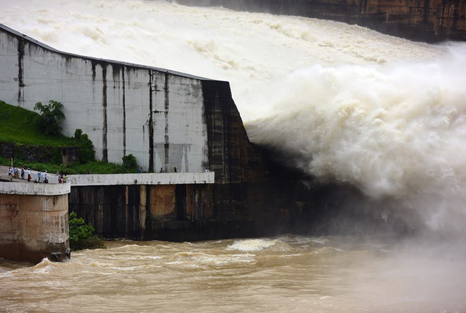chum anh nguoi dan keo den thuy dien hoa binh chup anh check in canh xa lu
