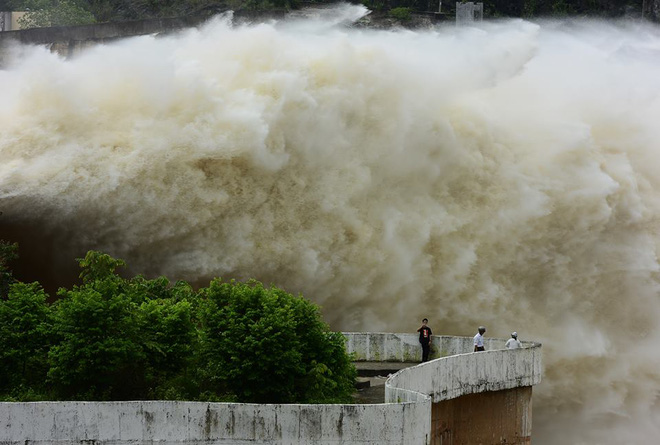 chum anh nguoi dan keo den thuy dien hoa binh chup anh check in canh xa lu