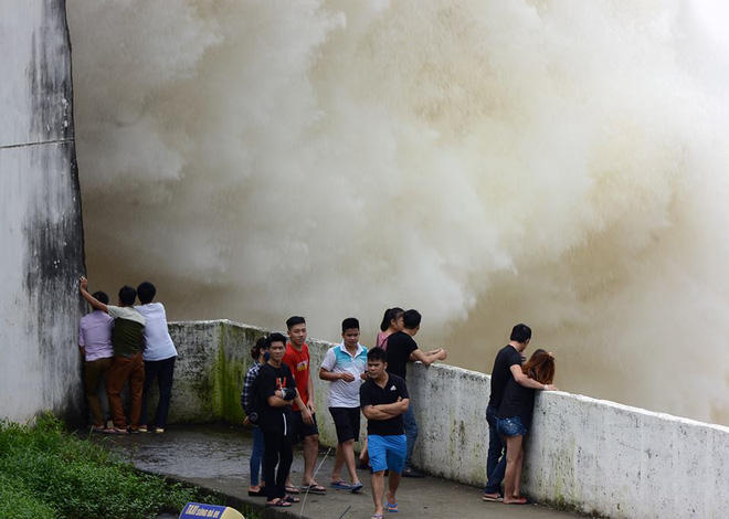 chum anh nguoi dan keo den thuy dien hoa binh chup anh check in canh xa lu