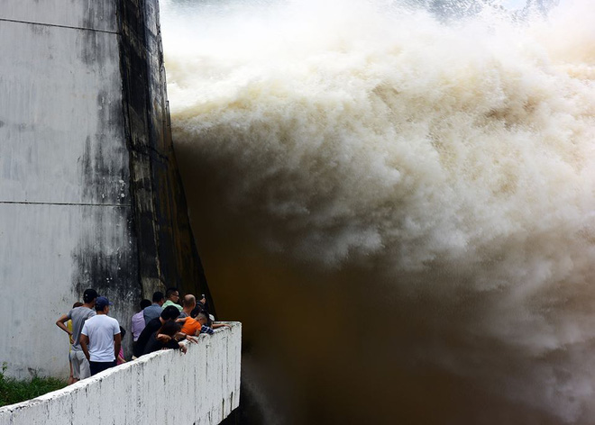 chum anh nguoi dan keo den thuy dien hoa binh chup anh check in canh xa lu