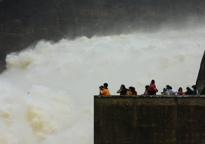 chum anh nguoi dan keo den thuy dien hoa binh chup anh check in canh xa lu