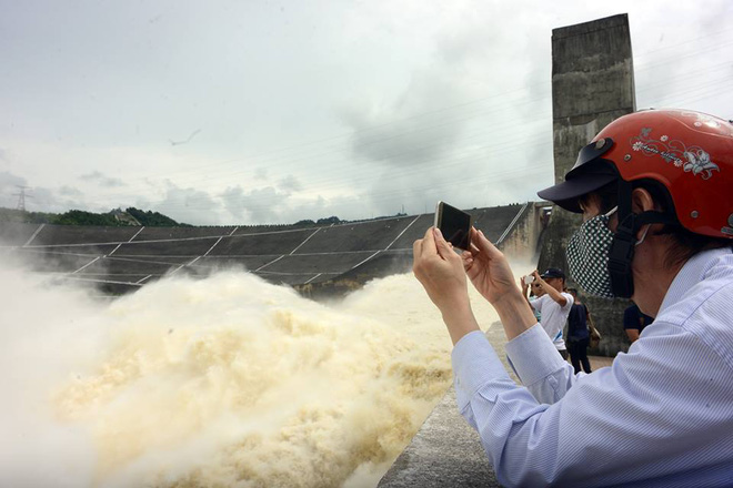 chum anh nguoi dan keo den thuy dien hoa binh chup anh check in canh xa lu