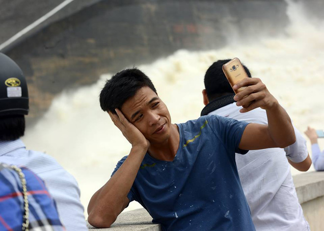 chum anh nguoi dan keo den thuy dien hoa binh chup anh check in canh xa lu