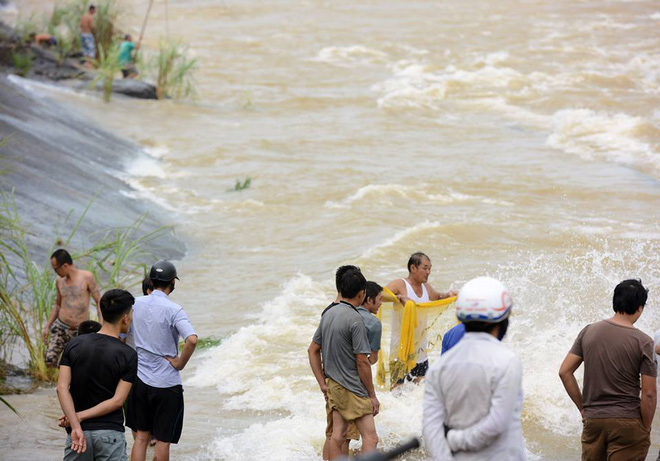 chum anh nguoi dan keo den thuy dien hoa binh chup anh check in canh xa lu