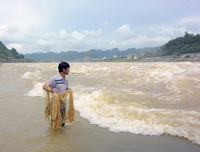 chum anh nguoi dan keo den thuy dien hoa binh chup anh check in canh xa lu