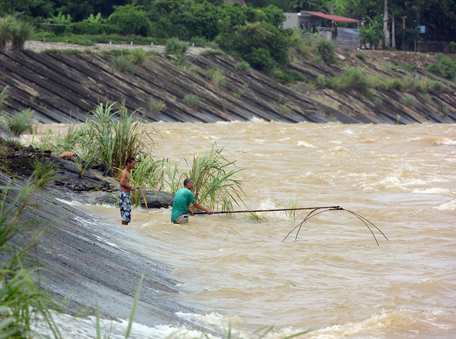 chum anh nguoi dan keo den thuy dien hoa binh chup anh check in canh xa lu
