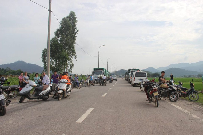 kinh hoang canh nha dan song gan bai rac lon nhat ha noi bi hang nghin con ruoi bua vay