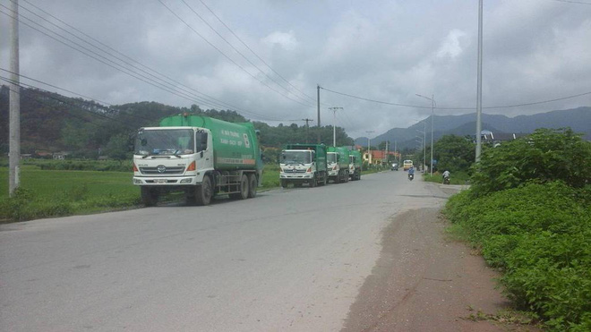 kinh hoang canh nha dan song gan bai rac lon nhat ha noi bi hang nghin con ruoi bua vay