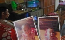 me ra ngoai quen khoa cua be gai 2 tuoi bi bat coc sat hai va nguyen nhan khien ai cung cam phan