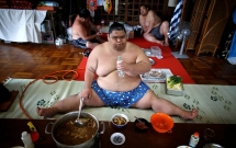 ven man cuoc song cua cac dau si sumo tinh nhue tai nhat ban nap 8000 calongay phai tho bang may oxy khi ngu